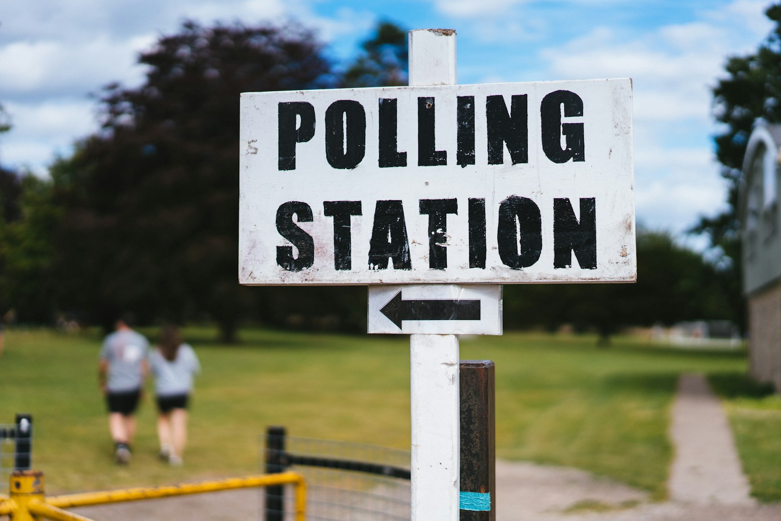 A pole with a sign that says polling station